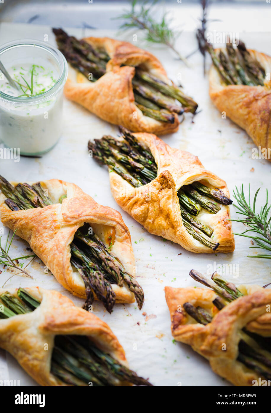 Spargel und Halloumi pikante Blätterteig serviert mit Vegan Rosmarin Aioli Stockfoto