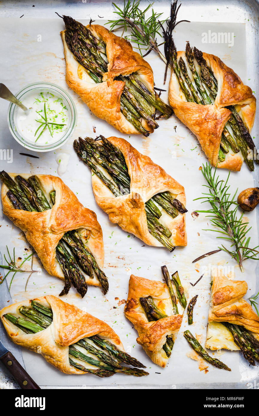 Spargel und Halloumi pikante Blätterteig serviert mit Vegan Rosmarin Aioli Stockfoto