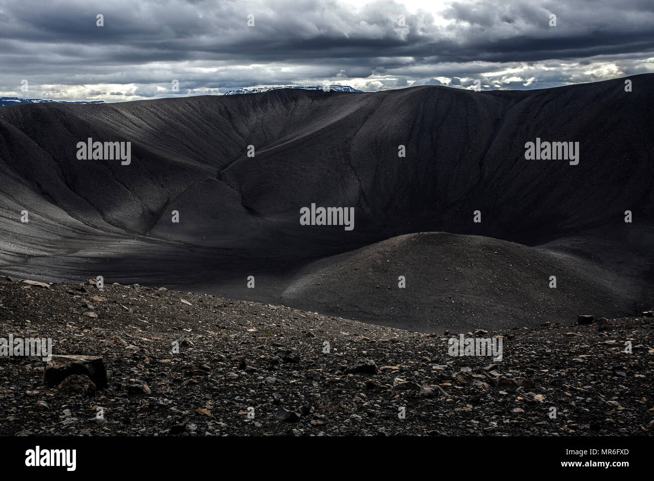 Der Krater des Vulkans Hverfjall, vulkanische Landschaft, in der Nähe des Sees Myvatn, dramatische Wolken, North Island, Island Stockfoto