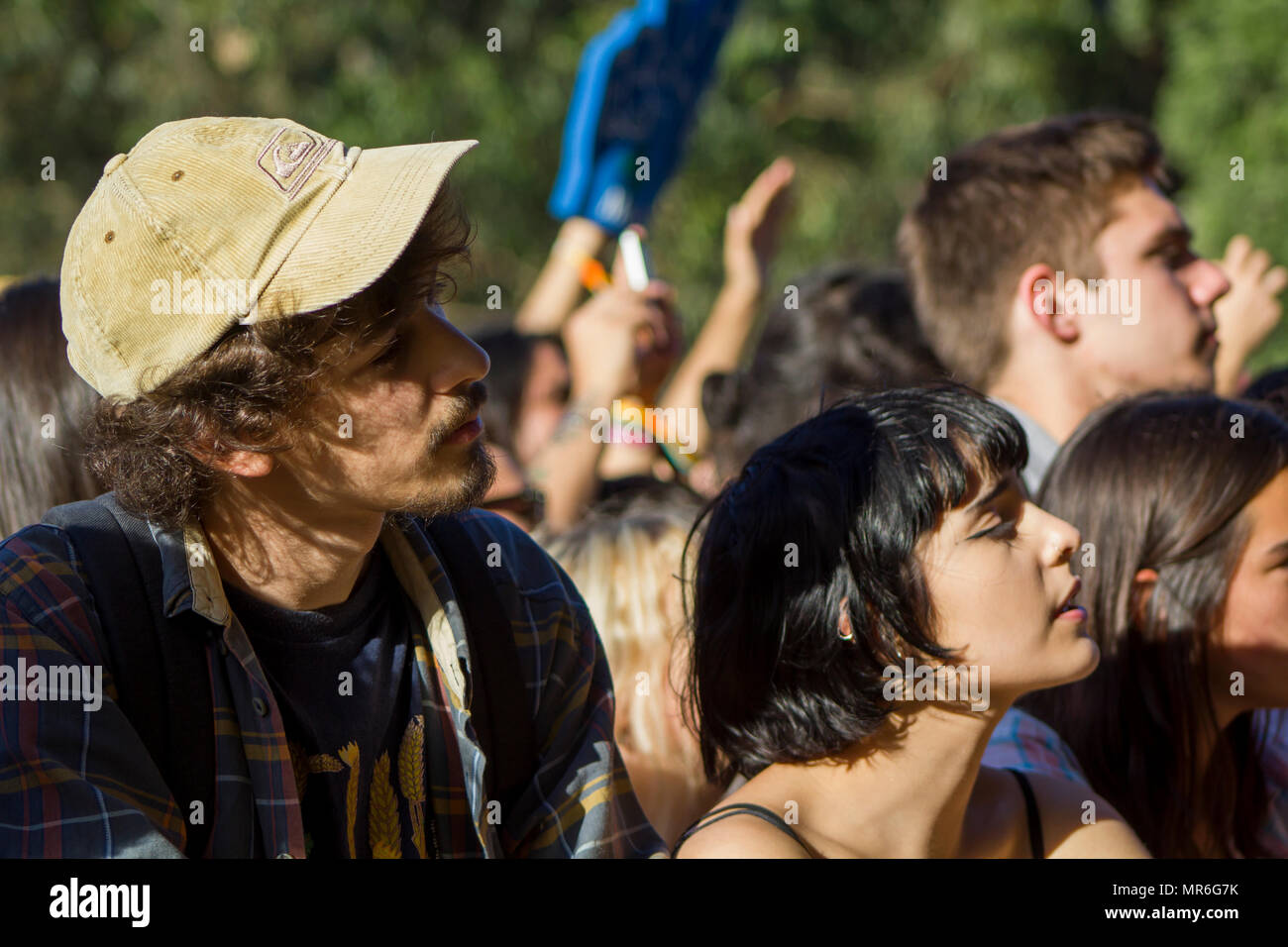 Leute, die sich ein Konzert an einem Musik Festival Stockfoto