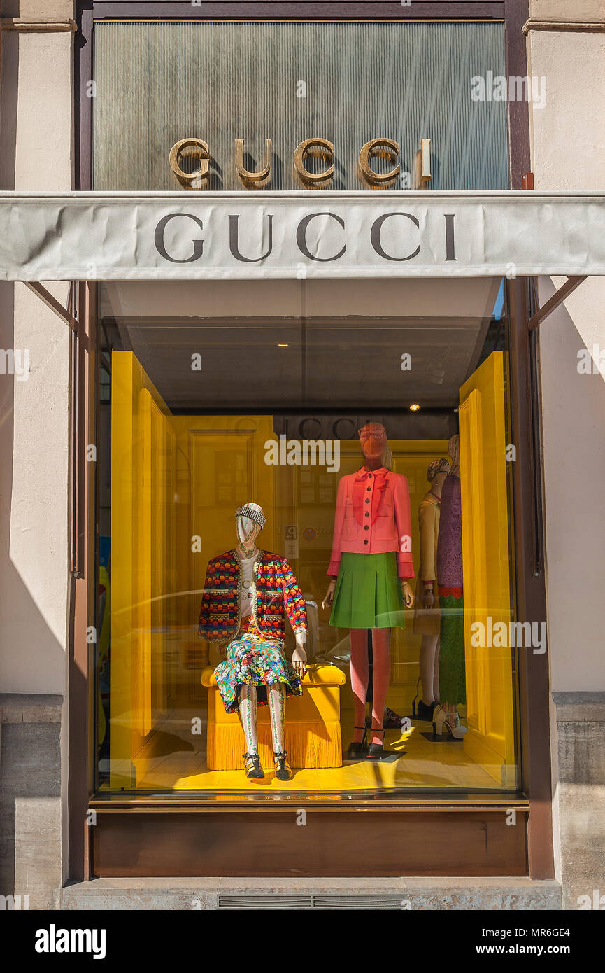 Schaufenster, Fashion Store Gucci, exklusive Einkaufsmeile Maximilianstraße,  Altstadt, Lehel, München, Oberbayern, Bayern Stockfotografie - Alamy