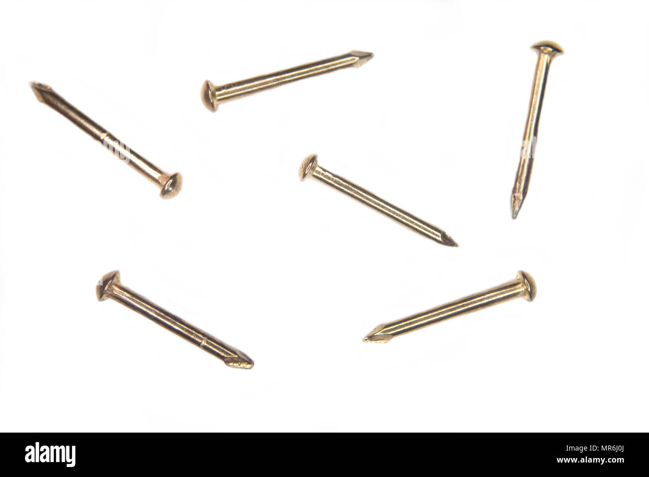 Metall Nägel auf weißem Hintergrund aus der Nähe und von oben gesehen Stockfoto