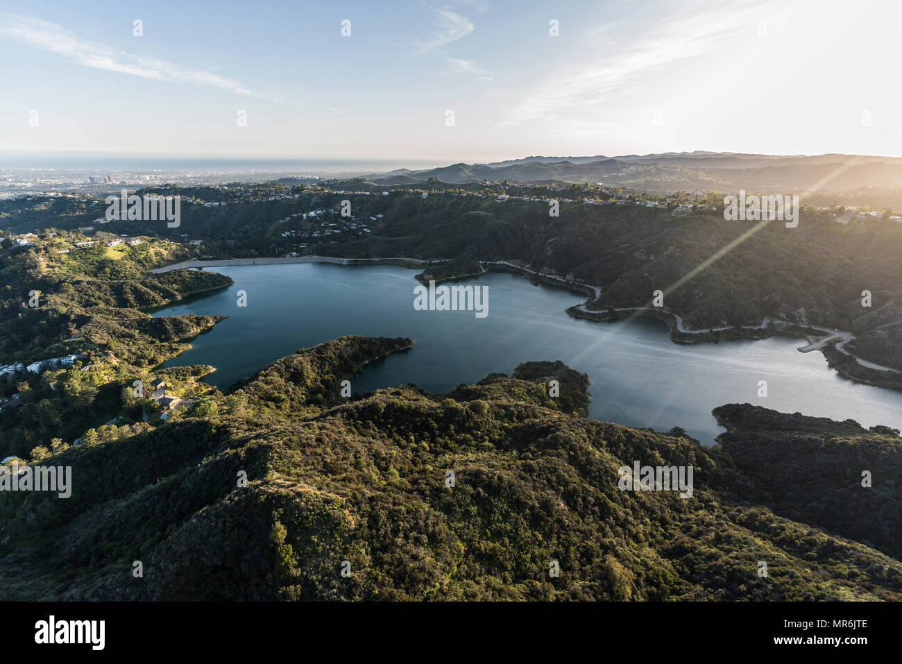 Luftaufnahme von Stone Canyon Reservoir und am späten Nachmittag Sonnenschein mit Los Angeles und Pazifik Küste im Hintergrund. Stockfoto