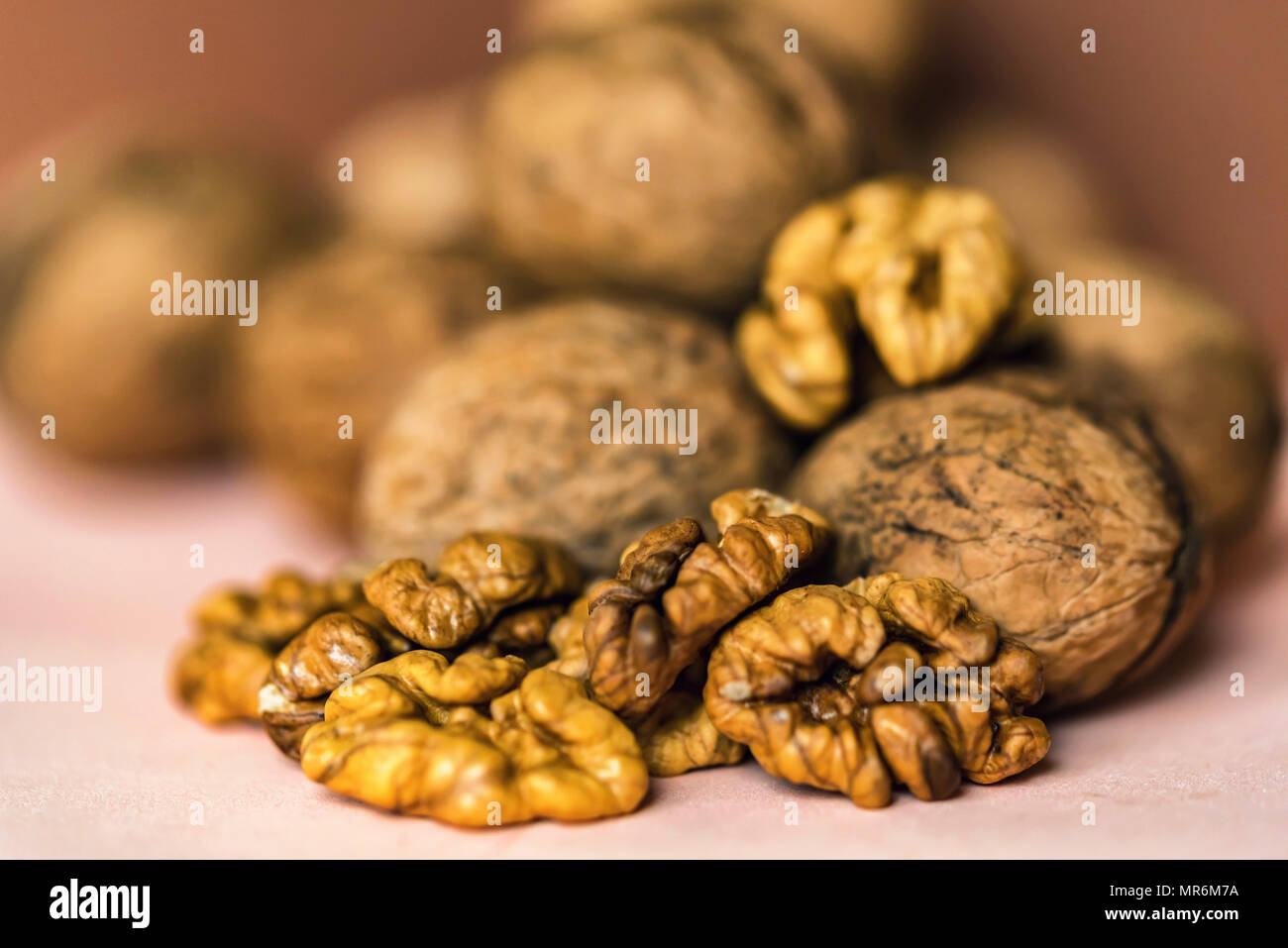 Walnüsse und Kernel auf beigem Hintergrund Stockfoto