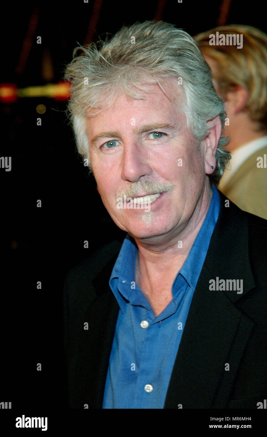 Graham Nash (CROSBY, STILLS, NASH und Young) bei der Ankunft im "Weißer Oleander" Premiere auf der Chinese Theatre in Los Angeles. Oktober 8, 2002. NashGraham 41 Red Carpet Event, Vertikal, USA, Filmindustrie, Prominente, Fotografie, Bestof, Kunst, Kultur und Unterhaltung, Topix Prominente Fashion/Vertikal, Besten, Event in Hollywood Leben - Kalifornien, Roter Teppich und backstage, USA, Film, Stars, Film Stars, TV Stars, Musik, Promis, Fotografie, Bestof, Kunst, Kultur und Unterhaltung, Topix, headshot, vertikal, eine Person aus dem Jahr 2002, Anfrage tsun Stockfoto