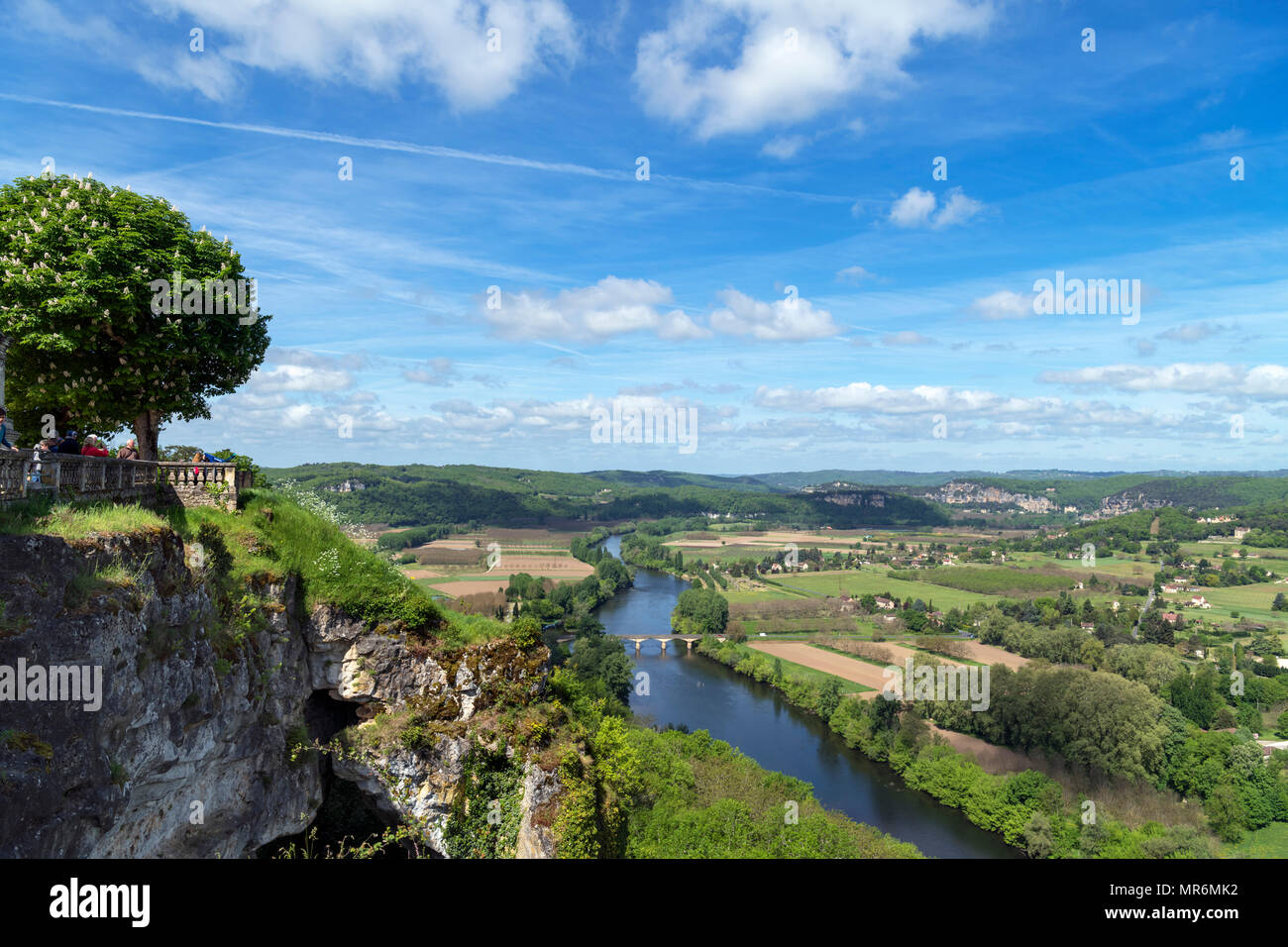 Blick auf den Fluss Dordogne und das Tal der Dordogne von den Mauern der Altstadt von Domme, Dordogne, Frankreich Stockfoto