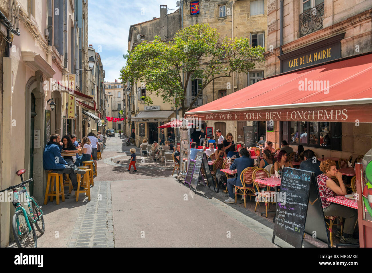 Cafés und Restaurants in der Rue du Plan d'Agdein in der historischen Altstadt, Montpellier, Frankreich Stockfoto