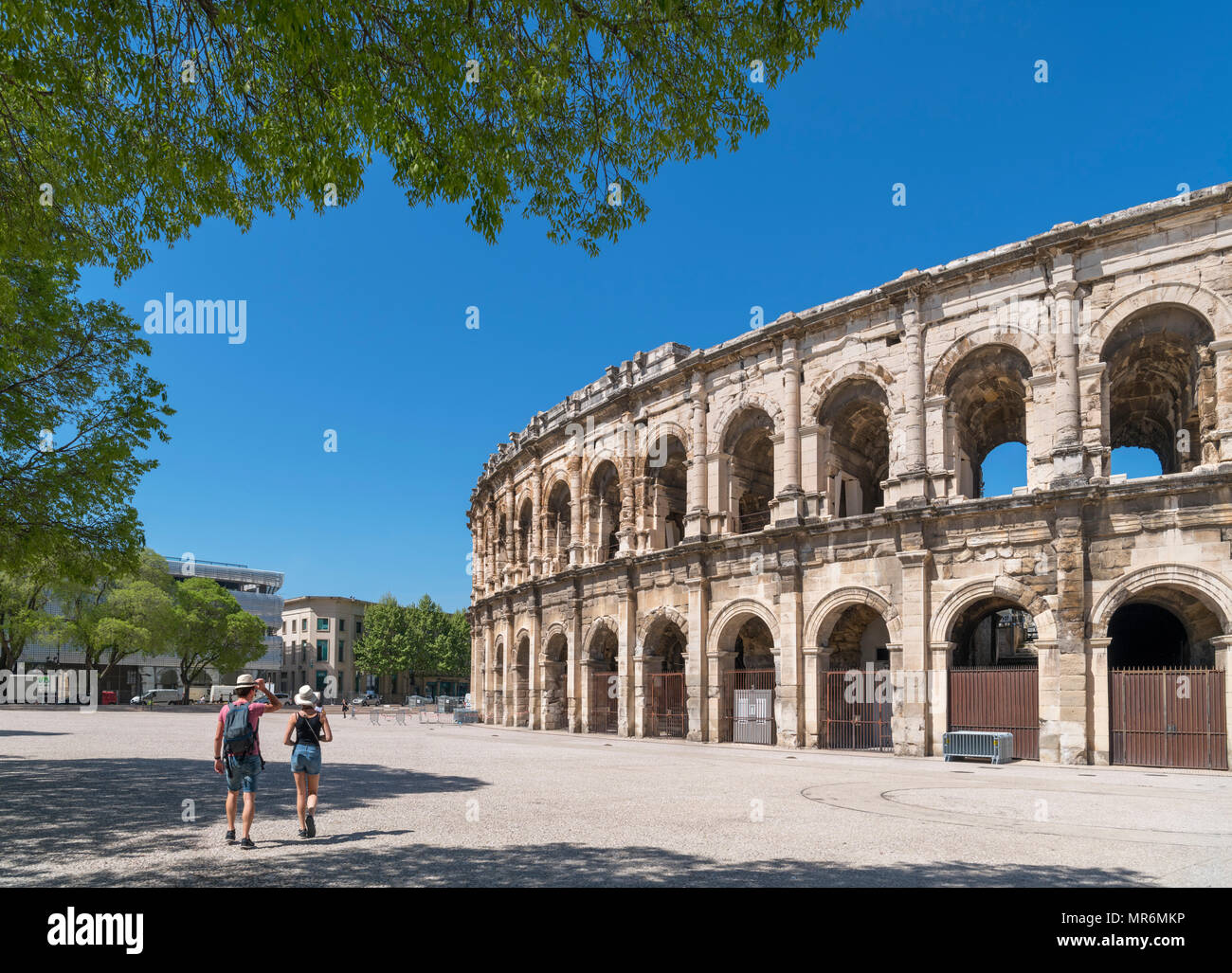 Les Arenes, dem 1. Jahrhundert römische Amphitheater im Zentrum der Stadt, Nimes, Languedoc, Frankreich Stockfoto