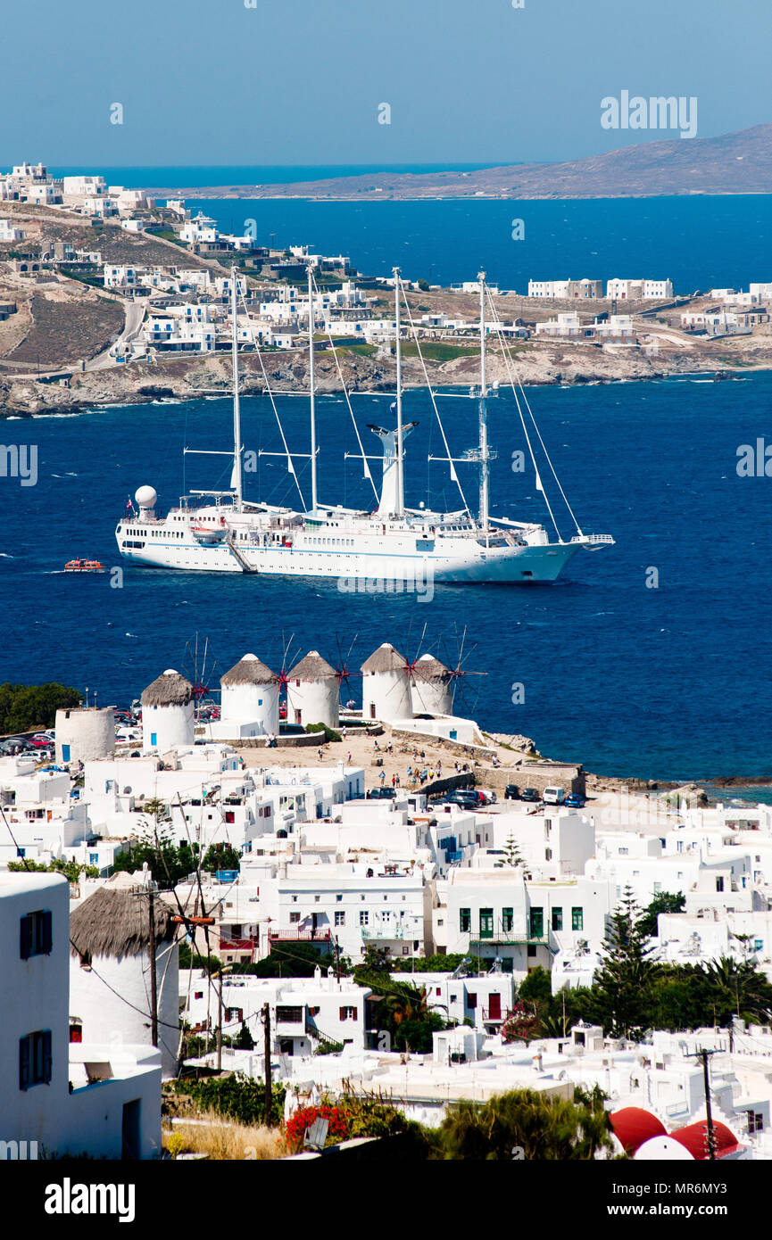 Griechenland: Mykonos. 2012/09/08 Kreuzfahrt auf den Kykladen Wind Star, 4-Mast Schoner der Windstar Cruise Line (früher Club Med) Stockfoto