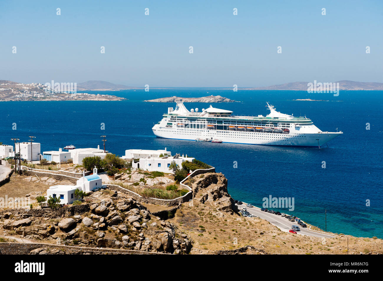 Griechenland: Mykonos. 2012/09/08 Kreuzfahrt auf den Kykladen MS Grandeur of the Seas, Kreuzfahrt Schiff von Royal Caribbean International betrieben, im Liegen Stockfoto