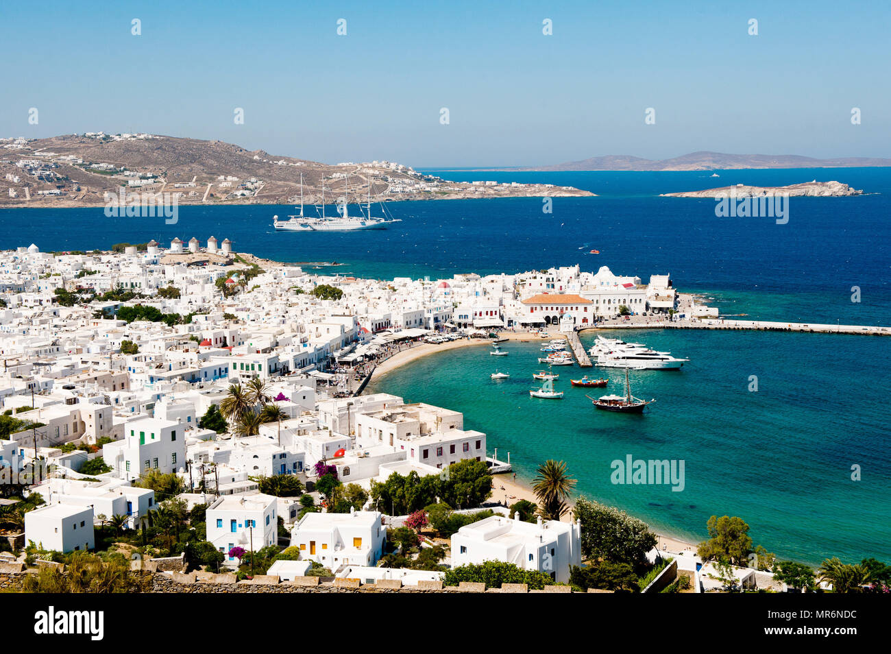 Griechenland: Mykonos. 2012/09/08 Kreuzfahrt auf den Kykladen Wind Star, 4-Mast Schoner der Windstar Cruise Line (früher Club Med), liegen vor Anker Stockfoto