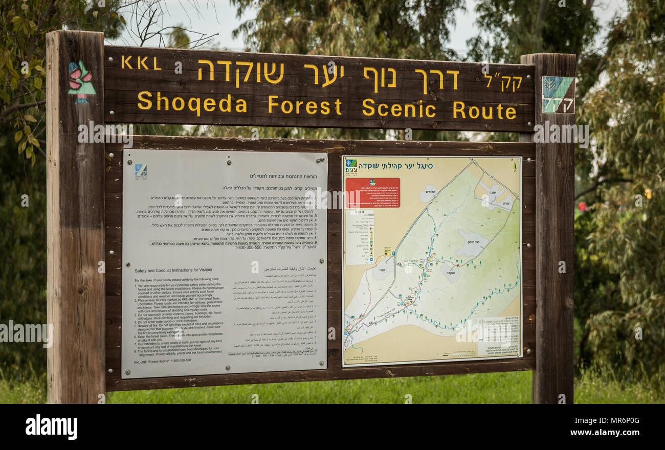Shokeda Wald, Israel - Januar 30: Zeichen der Shokeda Wald Scenic route am 30. Januar 2016. Auf dem Schild hat Erläuterungen und Verhaltensregeln Stockfoto