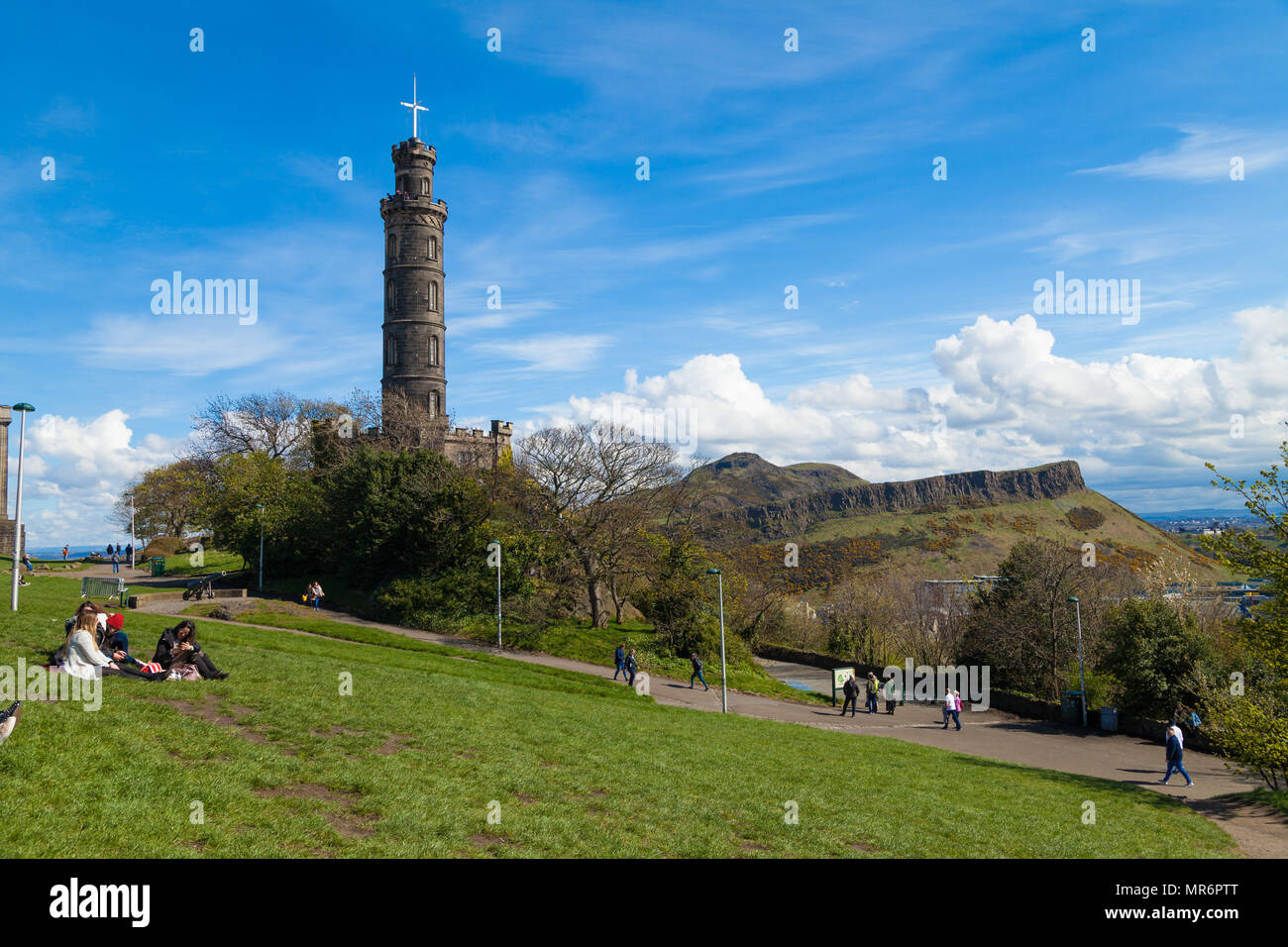 Die Nelson Denkmal auf Carlton Hill mit Salisbury Crags im Hintergrund, Edinburgh. Stockfoto