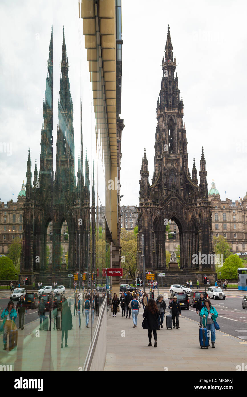 Ein Edinburgh street scene das Scott Monument von St David Street Edinburgh Schottland gesehen. Stockfoto