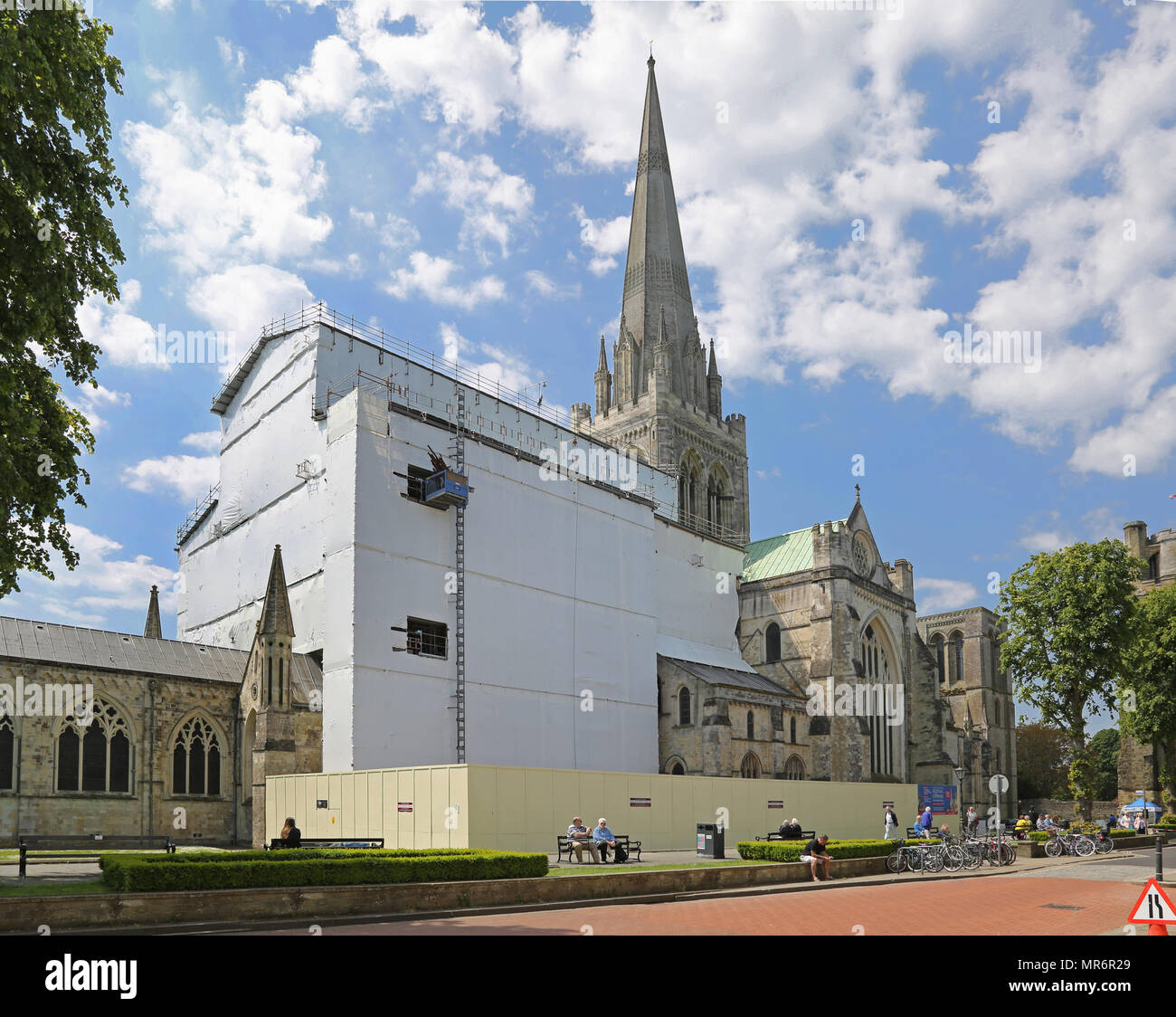 Einrüstung umgibt den Chor an der Kathedrale von Chichester, West Sussex. Die Struktur bietet Zugriff und Wetterschutz für große Dach Reparaturen. Stockfoto