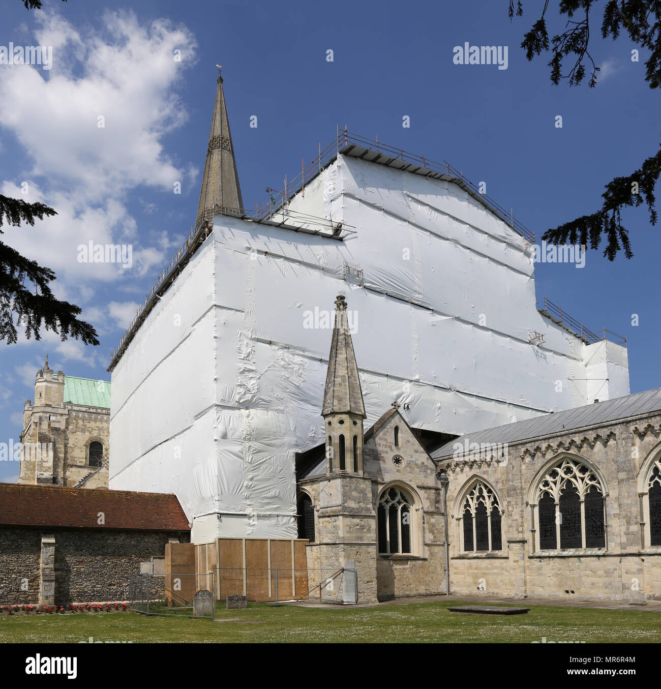 Einrüstung umgibt den Chor an der Kathedrale von Chichester, West Sussex. Die Struktur bietet Zugriff und Wetterschutz für große Dach Reparaturen. Stockfoto