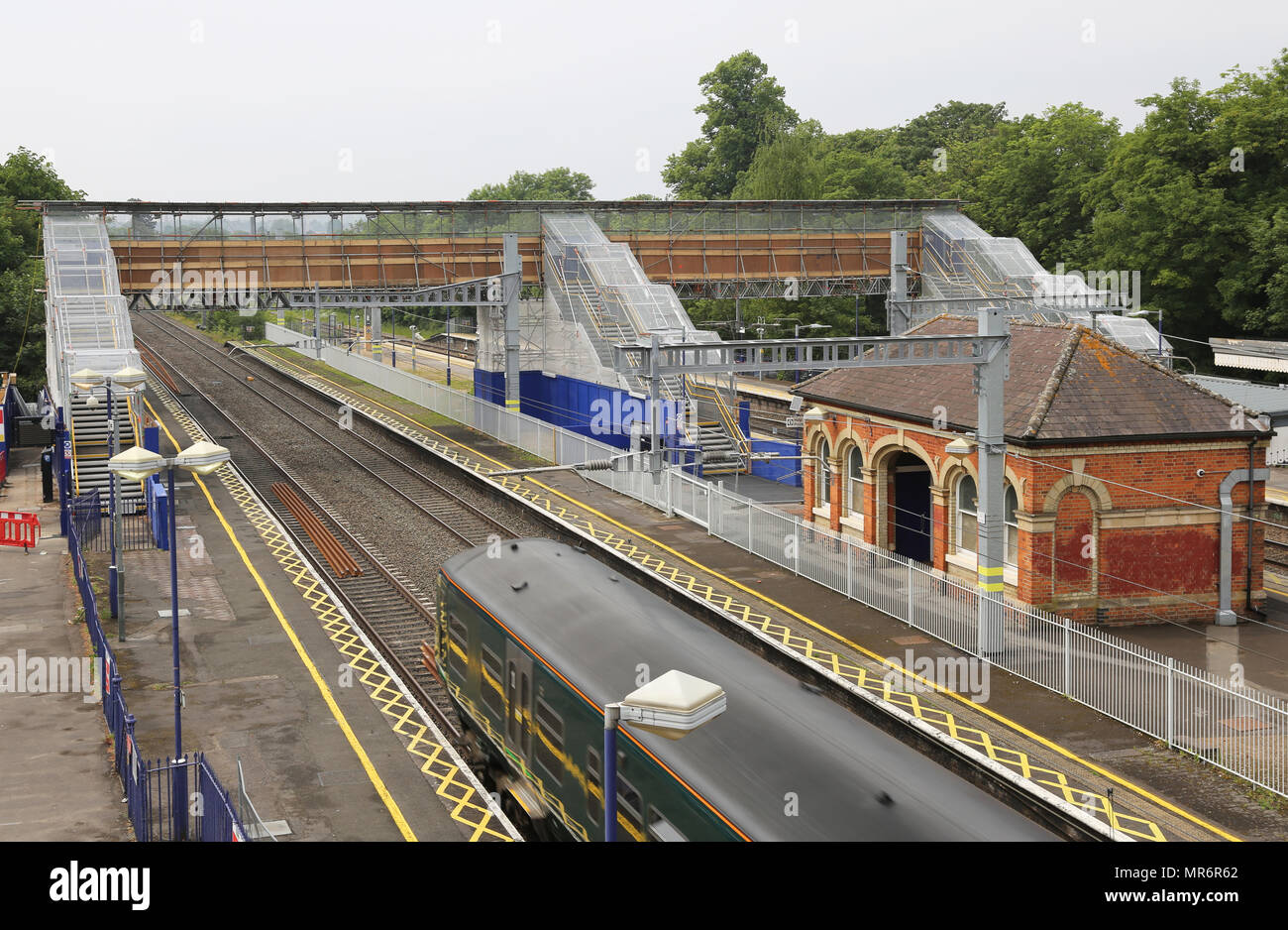 Taplow Bahnhof, westlich von London, UK. Zeigt Titel, Plattformen und temporäre Fußgängerbrücke zwischen Plattformen. Stockfoto