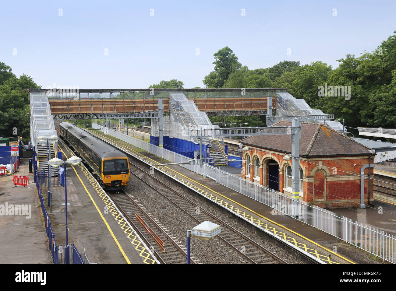 Taplow Bahnhof, westlich von London, UK. Zeigt Titel, Plattformen und temporäre Fußgängerbrücke zwischen Plattformen. Stockfoto