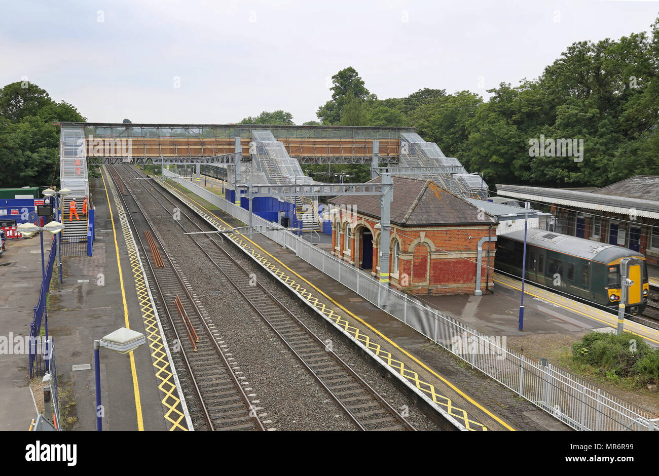 Taplow Bahnhof, westlich von London, UK. Zeigt Titel, Plattformen und temporäre Fußgängerbrücke zwischen Plattformen. Stockfoto