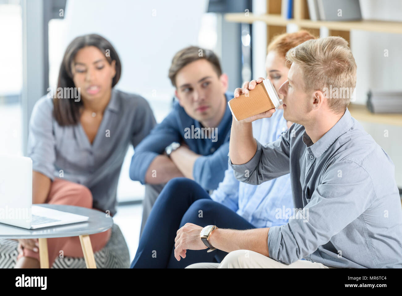 Geschäftsmann trinkt Kaffee während der Konferenz Stockfoto