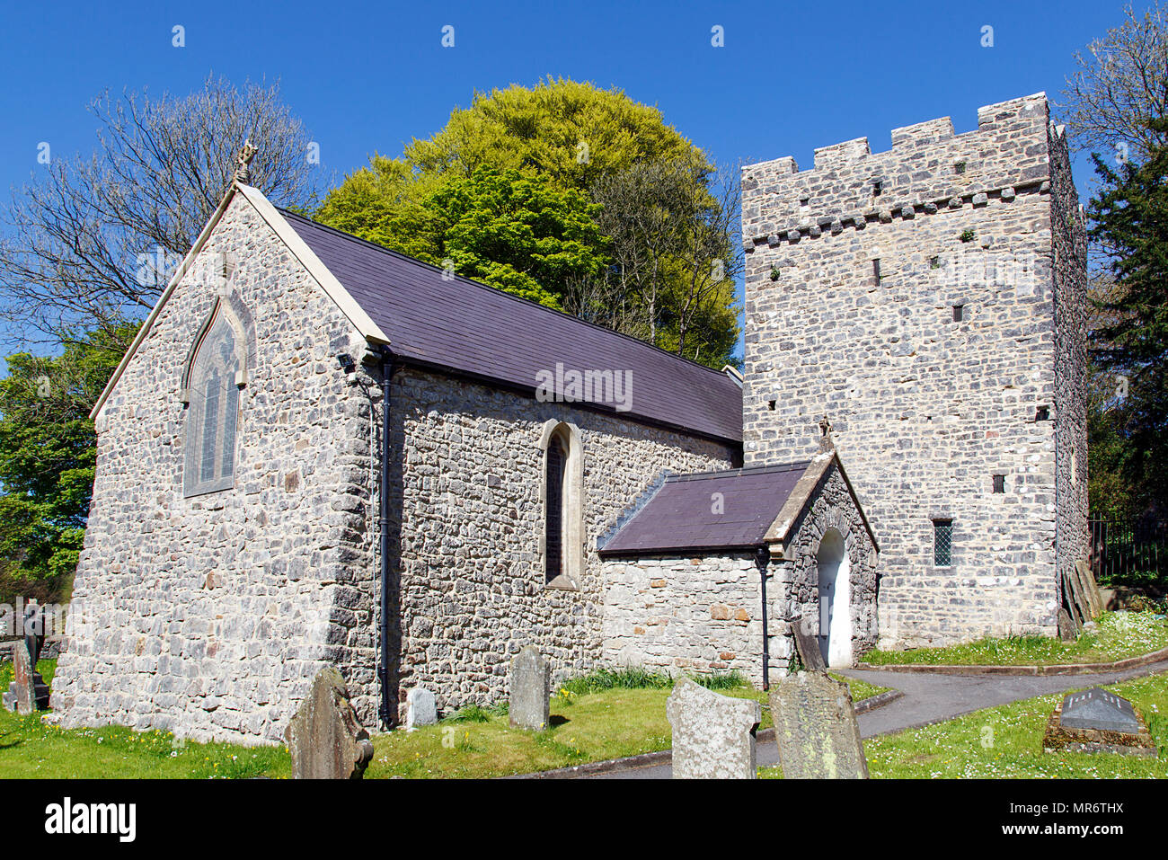 St Illtyd's Kirche, Ilston. Eine restaurierte mittelalterliche Kirche mit dunklen Zeitalter Stiftungen. Es ist tagsüber geöffnet in den Sommermonaten für das Gebet. Stockfoto