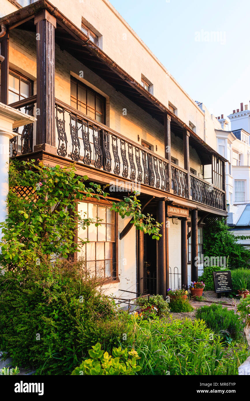 Dickens House Museum auf Broadstairs Strandpromenade, morgen goldene Stunde. Vorderansicht. Inspirationen für Haus von Betsey Trotwood in Charles Dickens große Expe Stockfoto