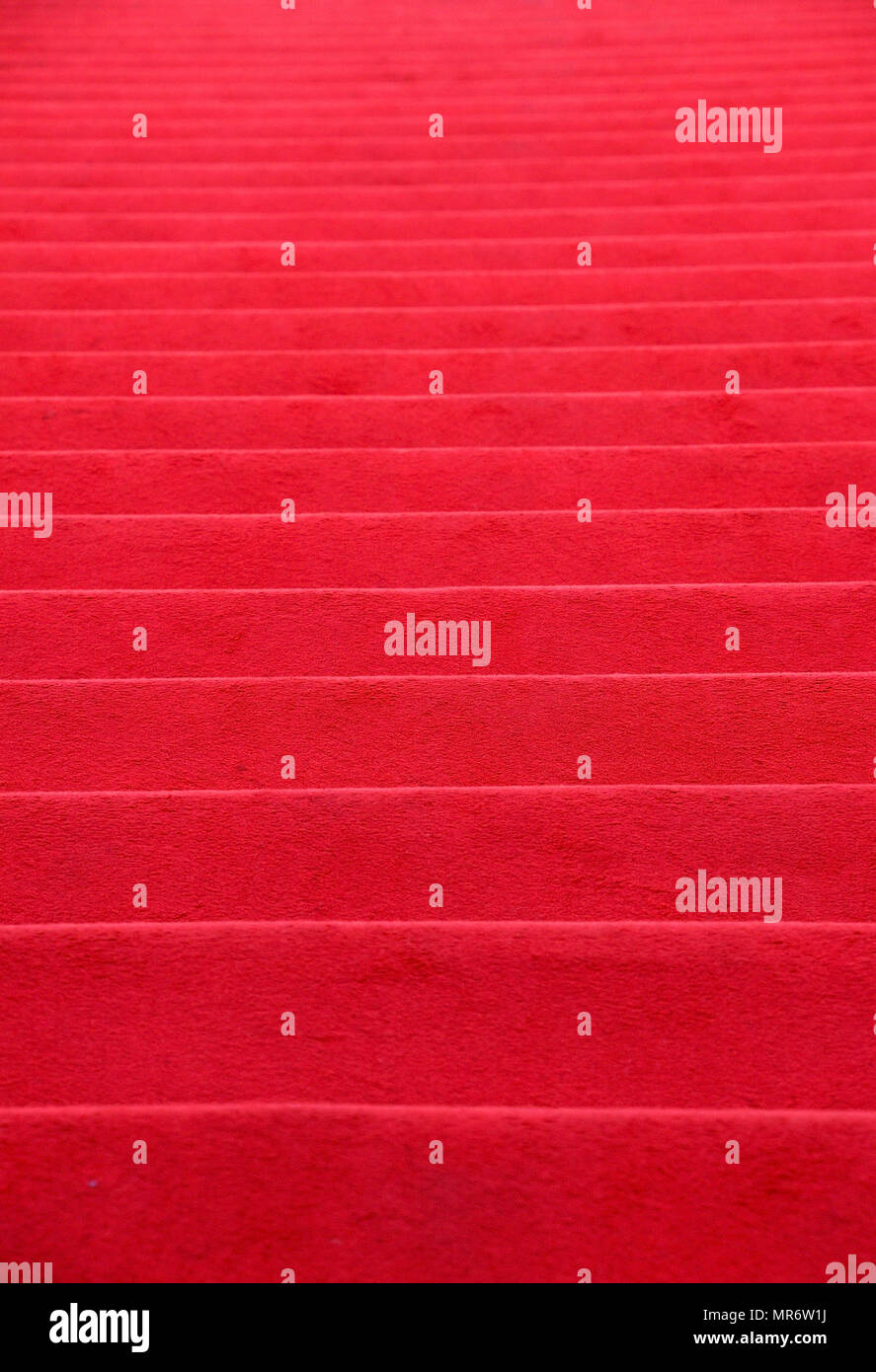 Nahaufnahme der rote Teppich treppen Perspektive aufsteigend, Low Angle View Stockfoto