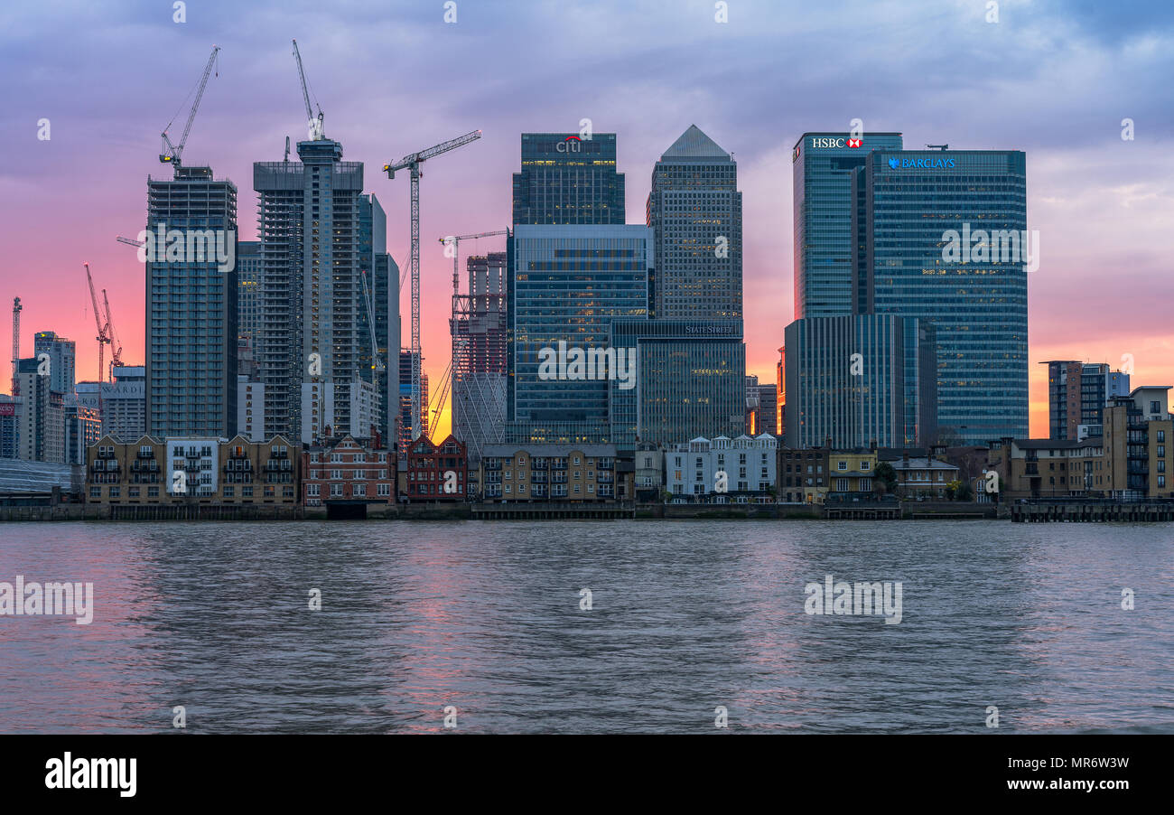 LONDON, UK-März 2018: Sonnenuntergang über Canary Wharf mit der Themse im Vordergrund wie von North Greenwich gesehen Stockfoto