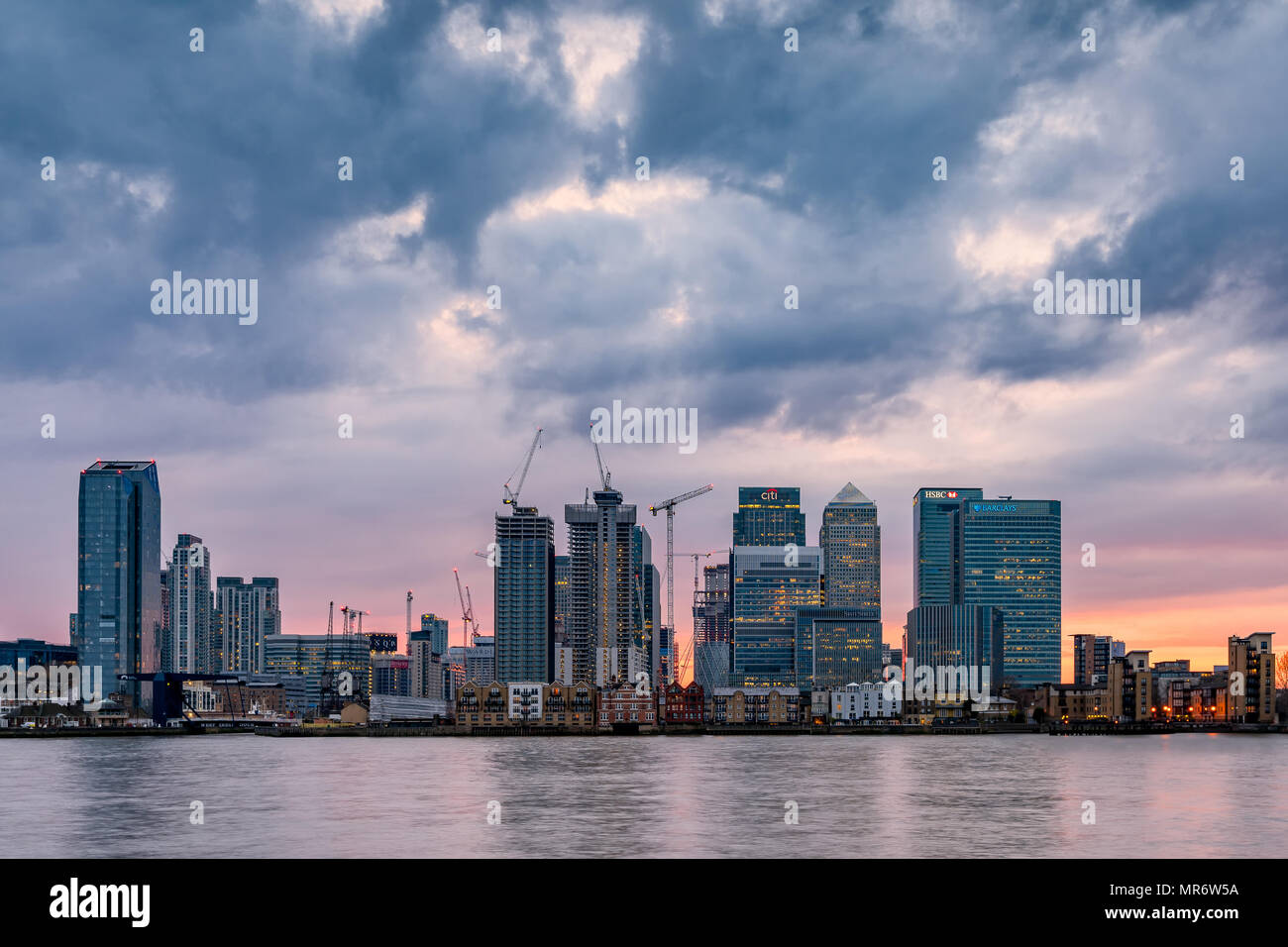 LONDON, UK-März 2018: Sonnenuntergang über Canary Wharf mit der Themse im Vordergrund wie von North Greenwich gesehen Stockfoto