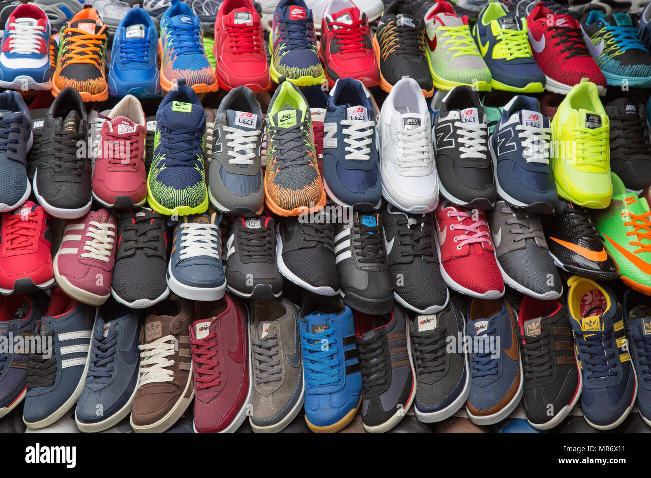 ISTANBUL - Mai 3: Gefälschte Schuhe für den Verkauf auf der schmalen Straße  rund um den Großen Basar auf Mals 3, in Istanbul, Türkei 2015. Bereich um  den Großen Basar ist gut kn Stockfotografie - Alamy