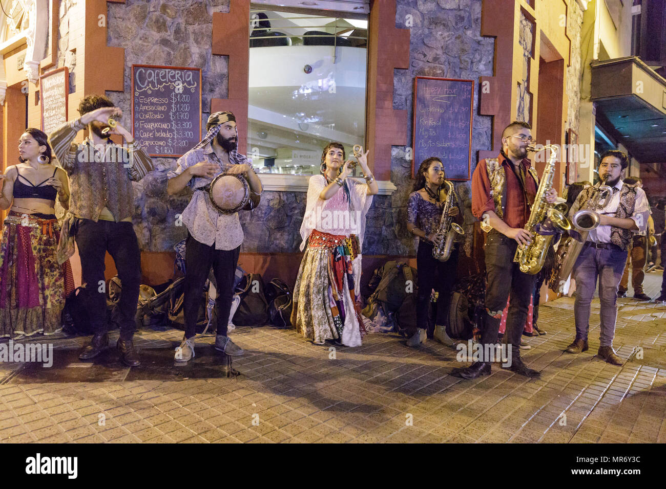 Lastarria, Santiago, Chile: eine Straße, Band spielt und tanzt zu Zigeunermusik. Stockfoto