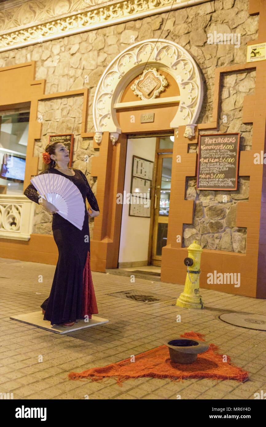 Lastarria, Santiago, Chile: eine Frau tanzen Flamenco auf Tipps für eine warme Nacht. Stockfoto