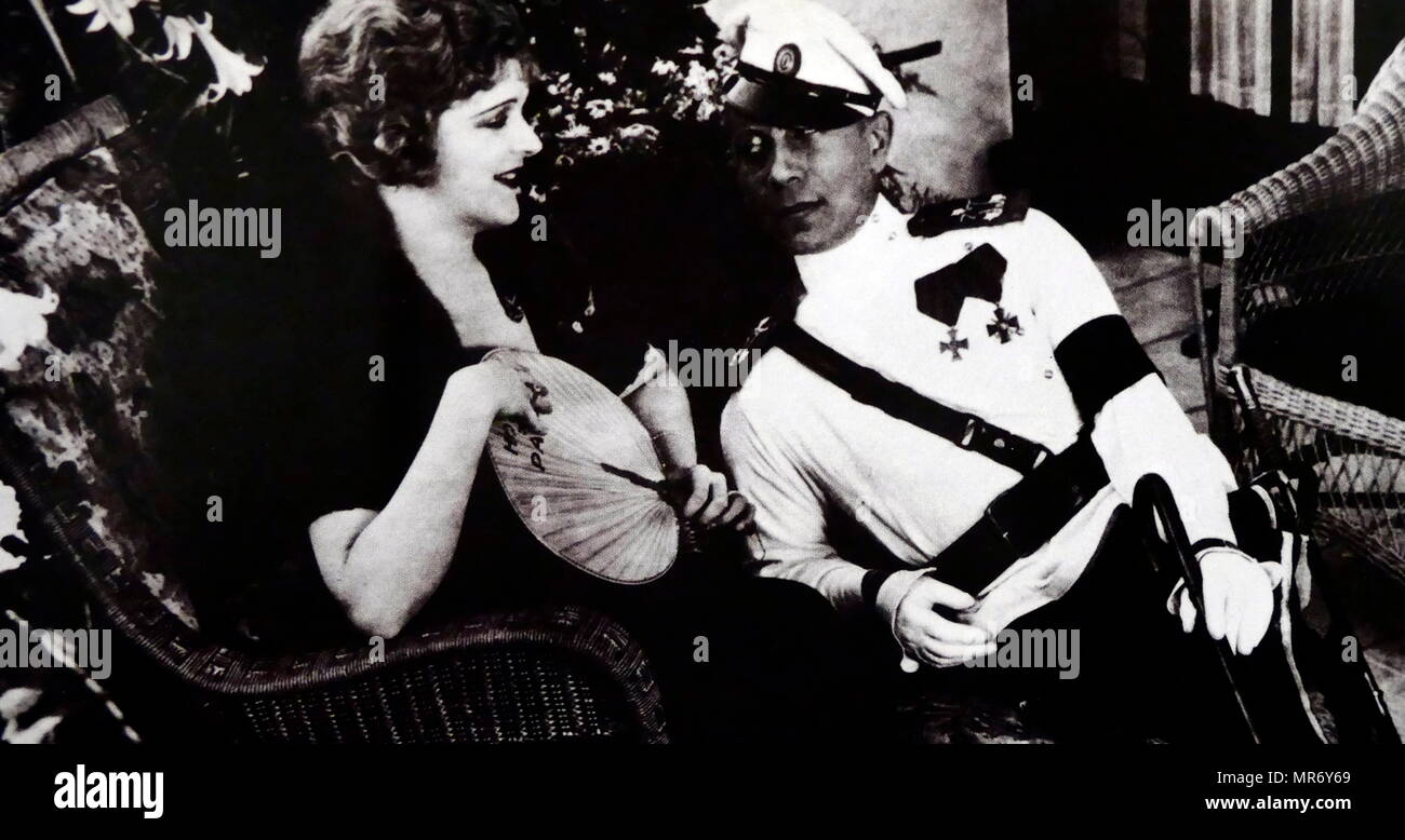 Dumme Weiber ist ein 1922 Amerikanische stille Drama Film von Universal Pictures produziert und verteilt. geschrieben und von Erich von Stroheim geleitet. Das Drama mit Von Stroheim, Rudolph Christen, Miss DuPont, Maude George und andere. Erich von Stroheim (Erich Oswald Stroheim geboren; September 22, 1885 - Mai 12, 1957) war ein österreichisch-amerikanischen Regisseur, Schauspieler und Produzent, am bemerkenswertesten als Filmstar der Stummfilmzeit, später als auteur für seine Regiearbeiten festgestellt. Miss DuPont (April 28, 1894 - Februar 6, 1973) war eine US-amerikanische Schauspielerin und Modedesignerin Stockfoto