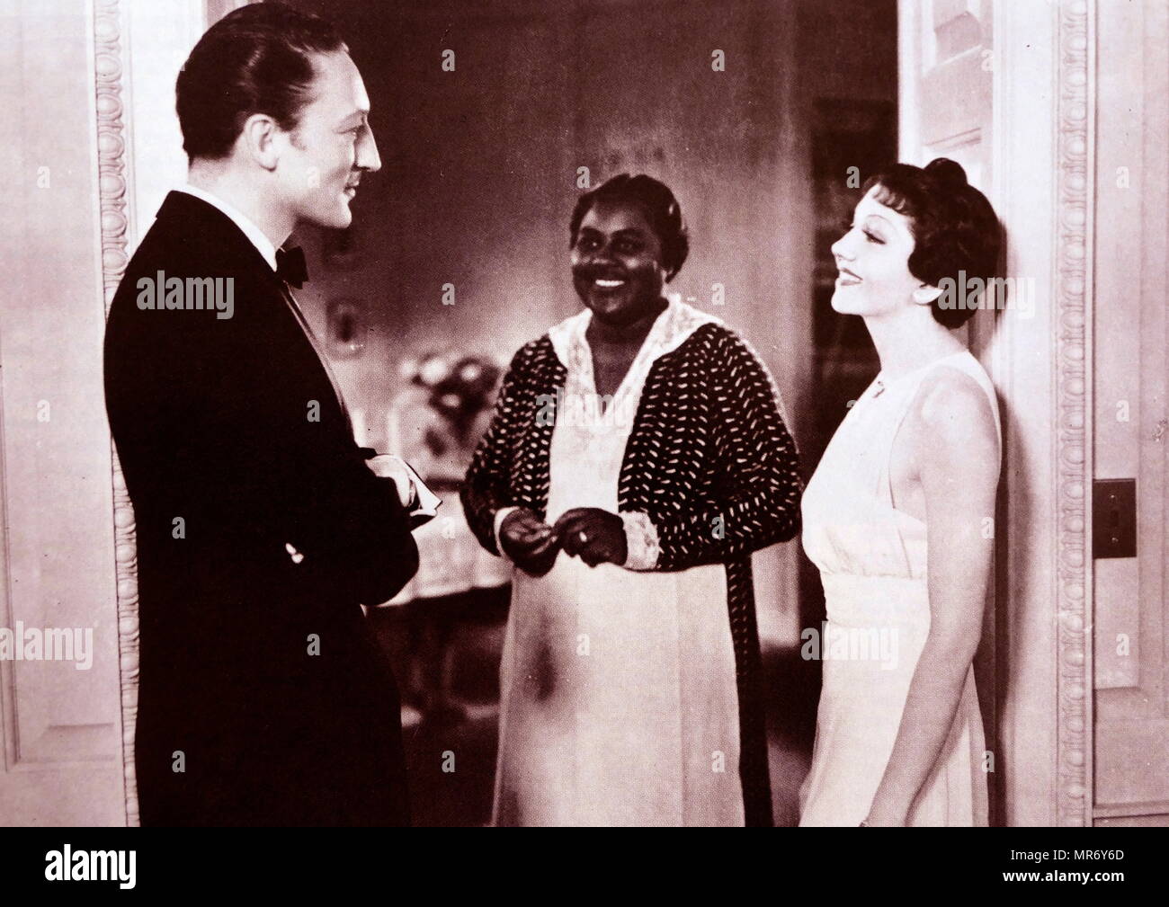 Nachahmung des Lebens ist ein 1934 American Film unter der Regie von John M. Stahl. Das Drehbuch von William Hurlbut, basierend auf Fannie Hurst's 1933 novelo. Der Film stars Claudette Colbert, Warren William. In diesem scened Hattie McDaniel erscheint mit Warren William und Claudette Colbert. Mc Daniel war ein Pionier Afrikanische amerikanische Schauspielerin Stockfoto