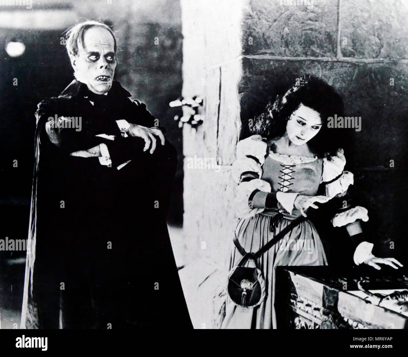 Lon Chaney und Mary Philbin in "Das Phantom der Oper" eine 1925 amerikanische Silent horror Verfilmung von Gaston Leroux von 1910, Roman, von Rupert Julian Regie und Hauptdarsteller Lon Chaney sen. in der Titelrolle. Lon Chaney (1883-1930), amerikanischer Bühnen- und Filmschauspieler, Make-up-Künstler, Regisseur und Drehbuchautor. Für seine Charakterisierungen der gefoltert, oft grotesk und elenden Charaktere bekannt und seine bahnbrechenden Kunstfertigkeit mit Make-up. Maria Loretta Philbin (1902-1993), US-amerikanische Schauspielerin der Stummfilmära Stockfoto