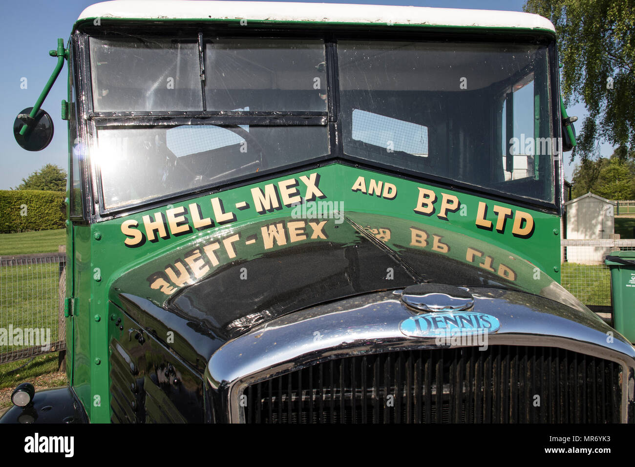Eine grüne Shell-Mex und BP vintage Benzin Tanker in Goodwood Flughafen in Goodwood, Sussex, UK Stockfoto