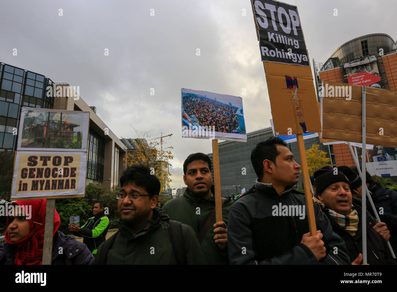 Bangladeschis aus europäischen Ländern vor der Europäischen Union Zentrale in Brüssel demonstrieren für ein Ende des Genozids von Rohingy Stockfoto