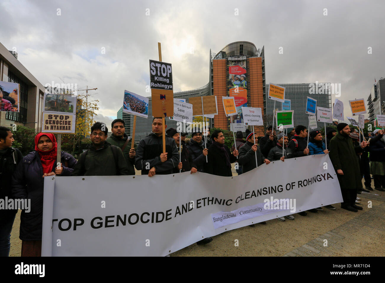 Bangladeschis aus europäischen Ländern vor der Europäischen Union Zentrale in Brüssel demonstrieren für ein Ende des Genozids von Rohingy Stockfoto