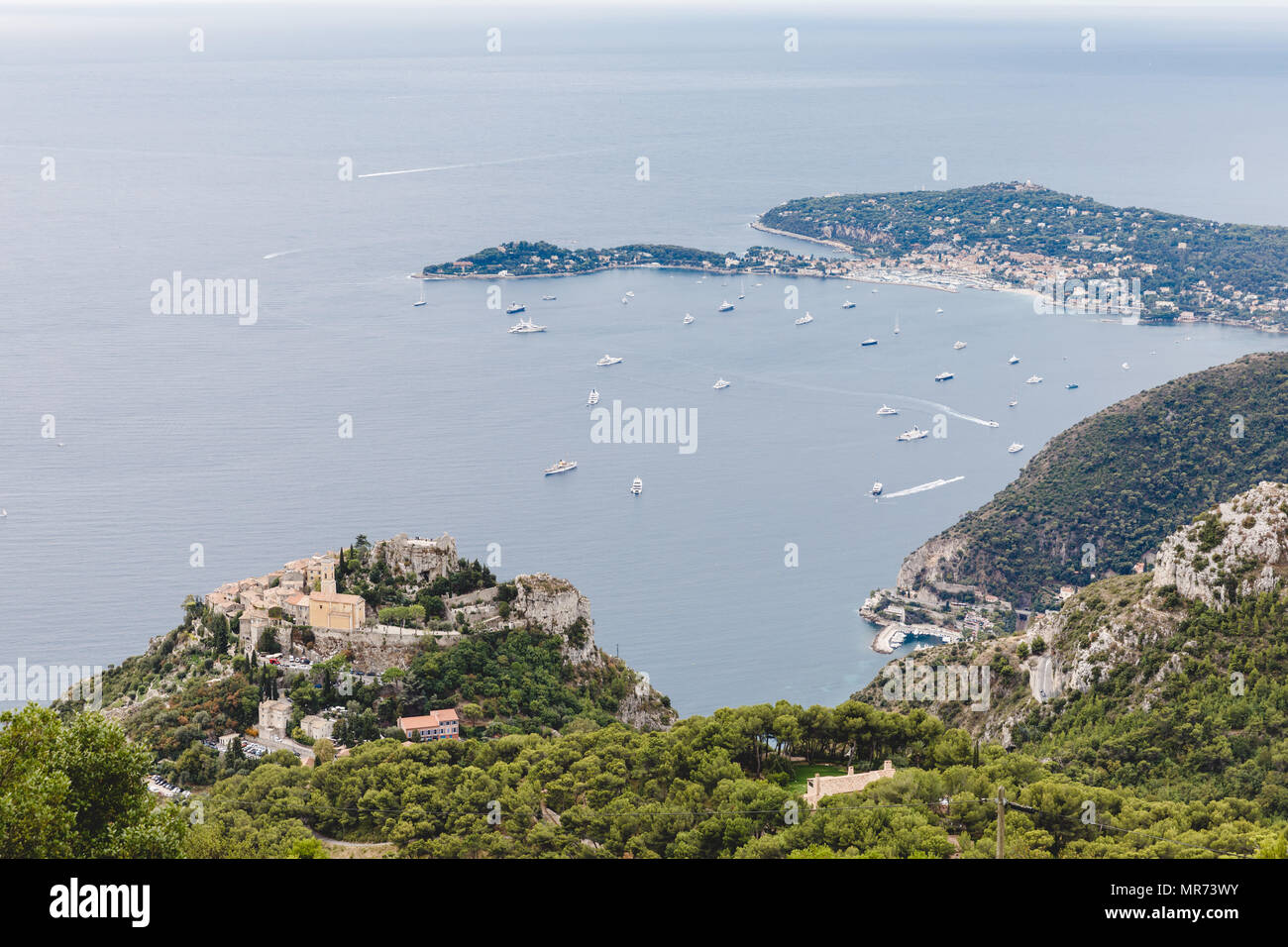 Luftbild des alten europäischen Stadt am Meer mit Schiffen, die im Meer, Fort de la Revere, Frankreich Stockfoto