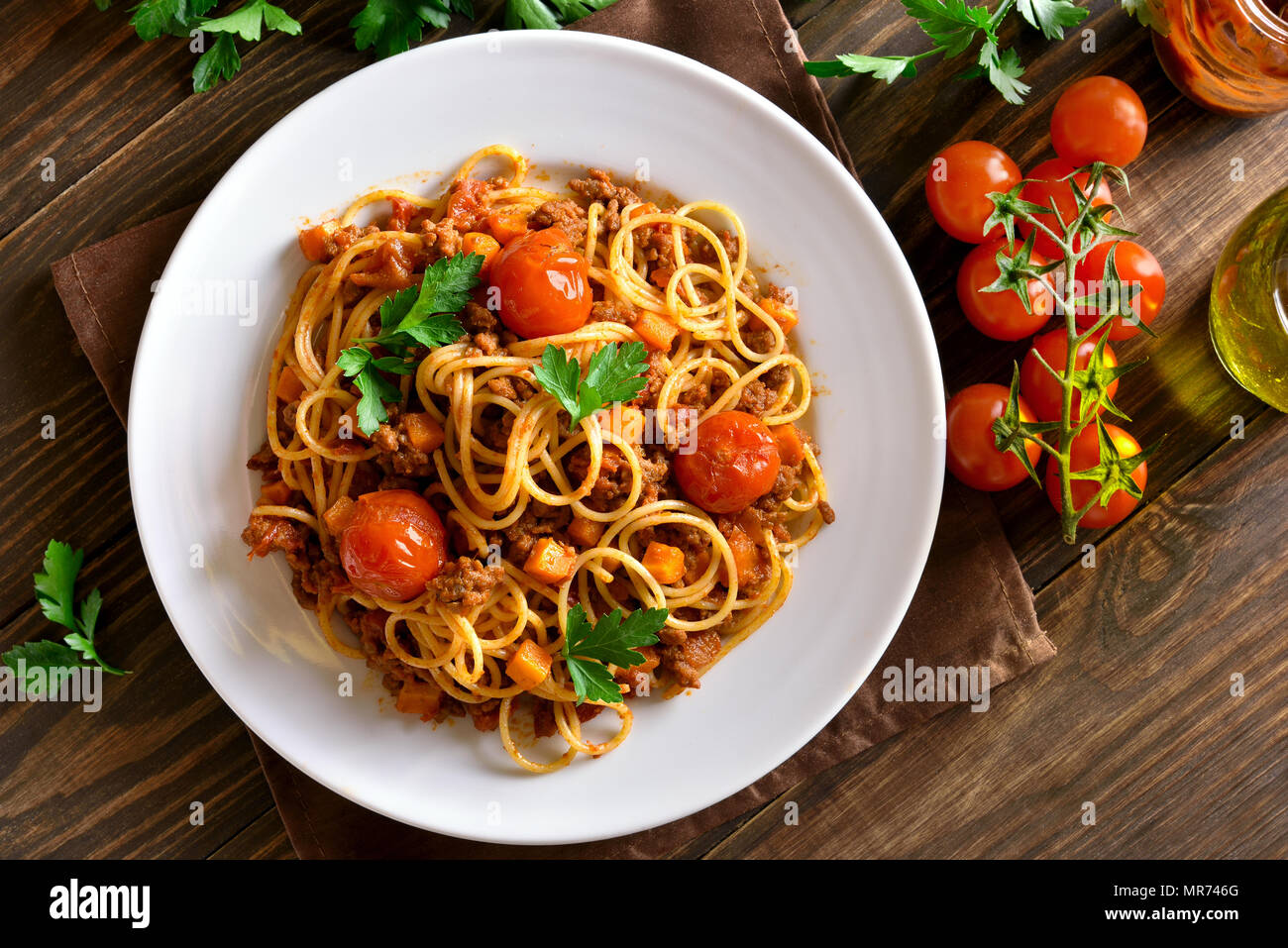 Spaghetti mit Hackfleisch und Gemüse auf Holz- Hintergrund. Ansicht von oben, flach Stockfoto