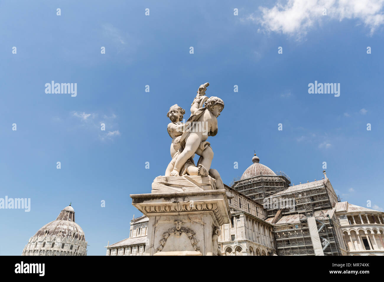 Skulptur von Engeln auf Platz der Wunder in Pisa, Italien Stockfoto