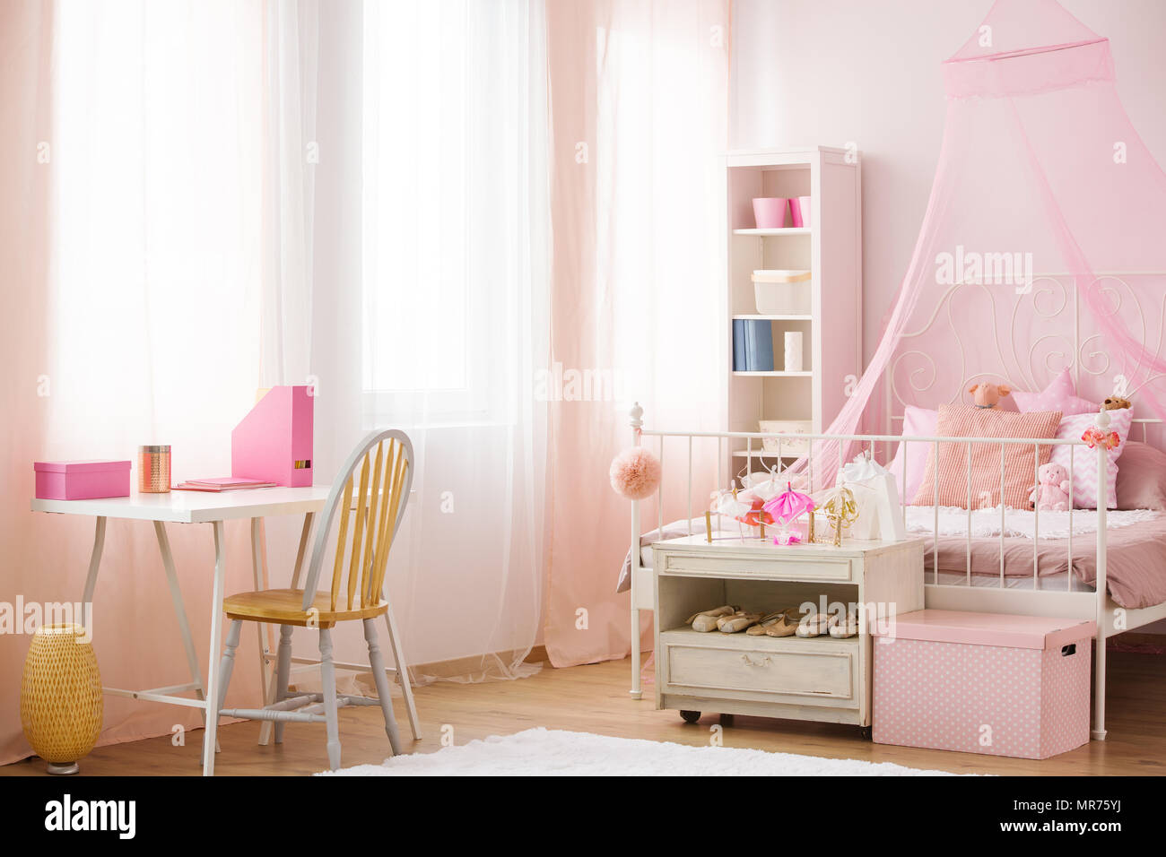 Kinderzimmer Mit Rosa Himmelbett Stuhl Und Schreibtisch Stockfotografie Alamy