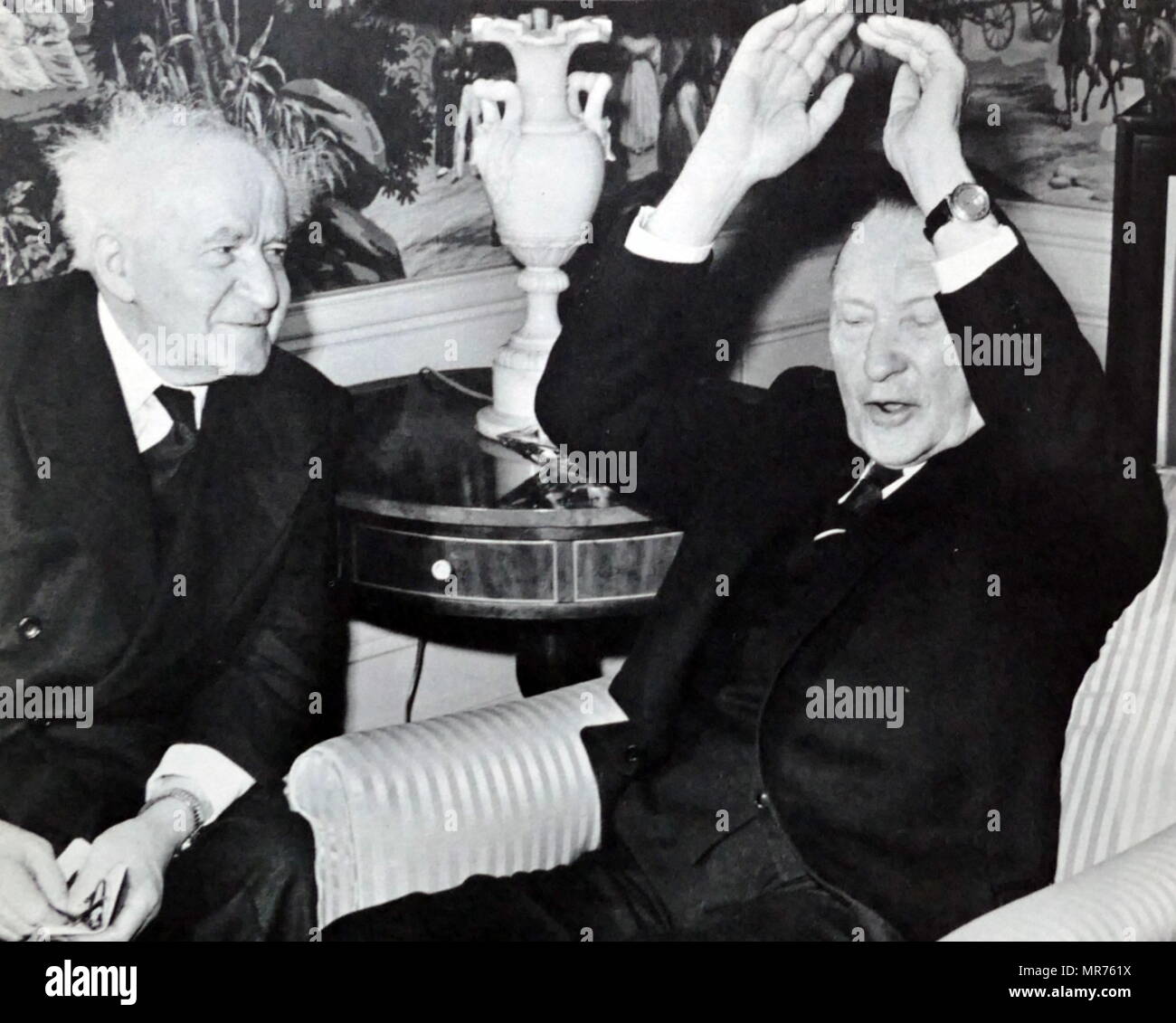 Ben Gurion und Adenauer in New York in 1961. Konrad Hermann Joseph Adenauer war ein deutscher Staatsmann, der als der erste Bundeskanzler der Bundesrepublik Deutschland (West) von 1949 bis 1963 gedient. David Ben Gurion (1886-1973), israelischer Politiker und der Arbeit der erste Premierminister Israels, 1948-1953 und 1955-1963. Stockfoto