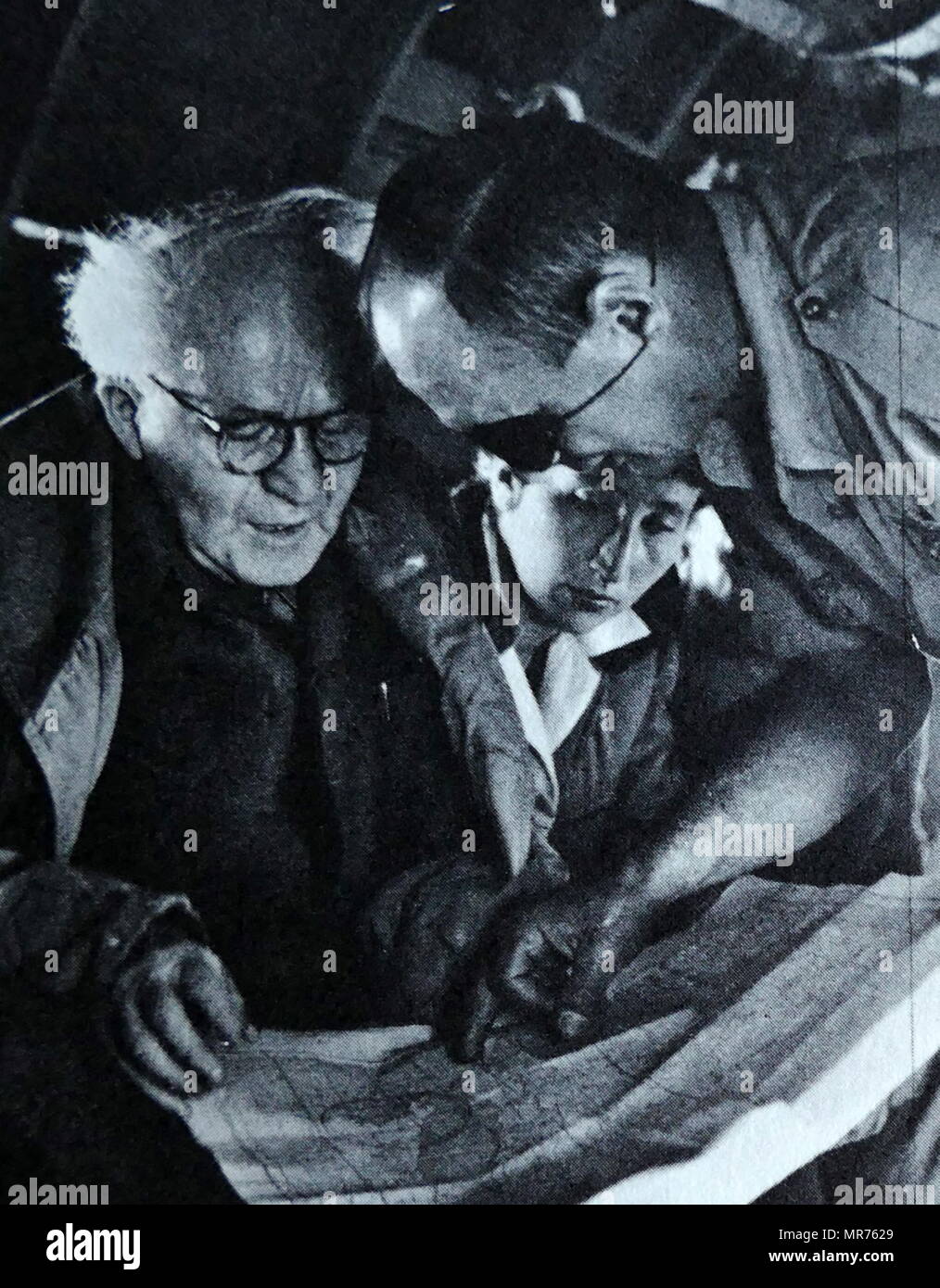 David Ben Gurion Gesprächen mit General Dayan auf einem Flugzeug während des Suez-Krieg 1956. Moshe Dayan (1915-1981), israelischer militärischer Führer und Politiker. Generalstabschef der israelischen Streitkräfte (1953 - 58) während der Suez-krise 1956. David Ben Gurion (1886-1973) war ein israelischer Labour-politiker und der erste Premierminister Israels. Stockfoto
