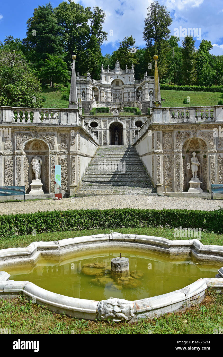 Villa della Regina, mit Blick auf Achse im Garten, zeigt die Grotta del Re Selvaggio und Pavillon der Solinghi jenseits, Turin, Italien Stockfoto