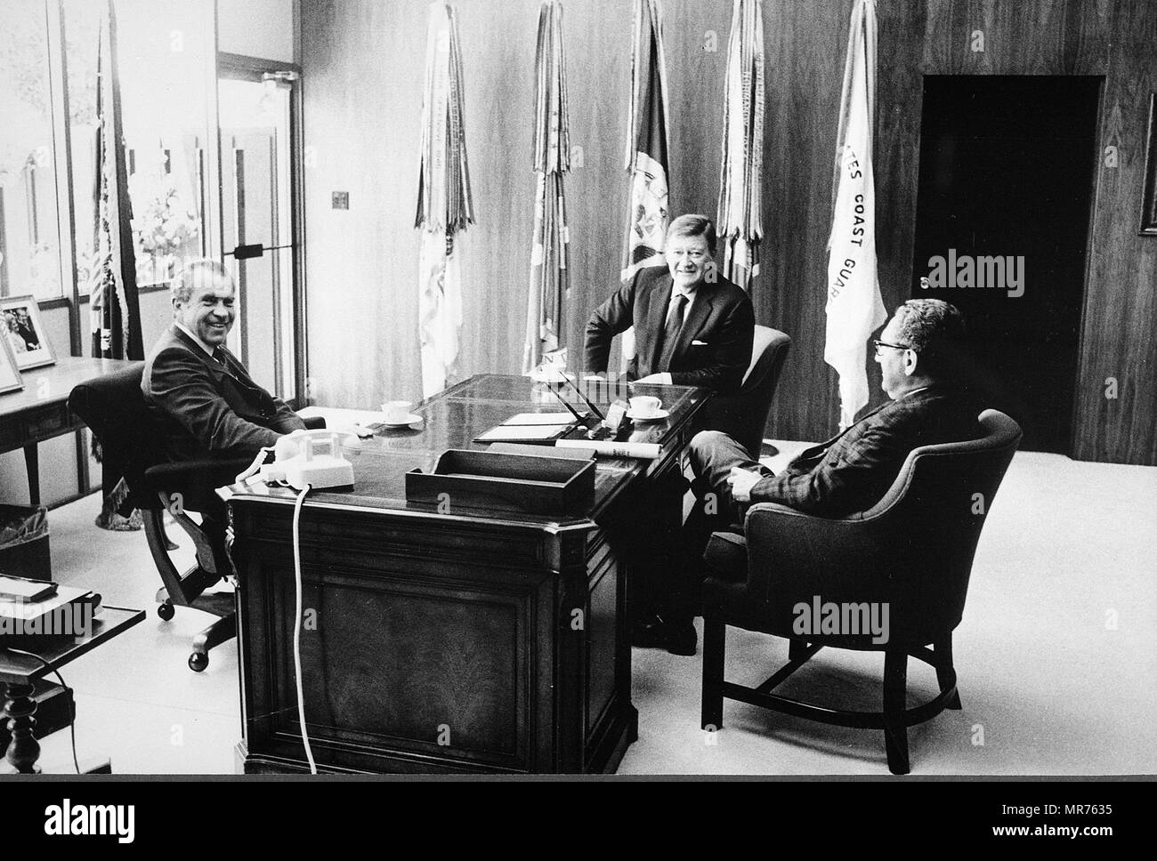 US-Präsident Richard Nixon (Links) mit John Wayne (Mitte) und Henry Kissinger im Weißen Haus 1968 Stockfoto