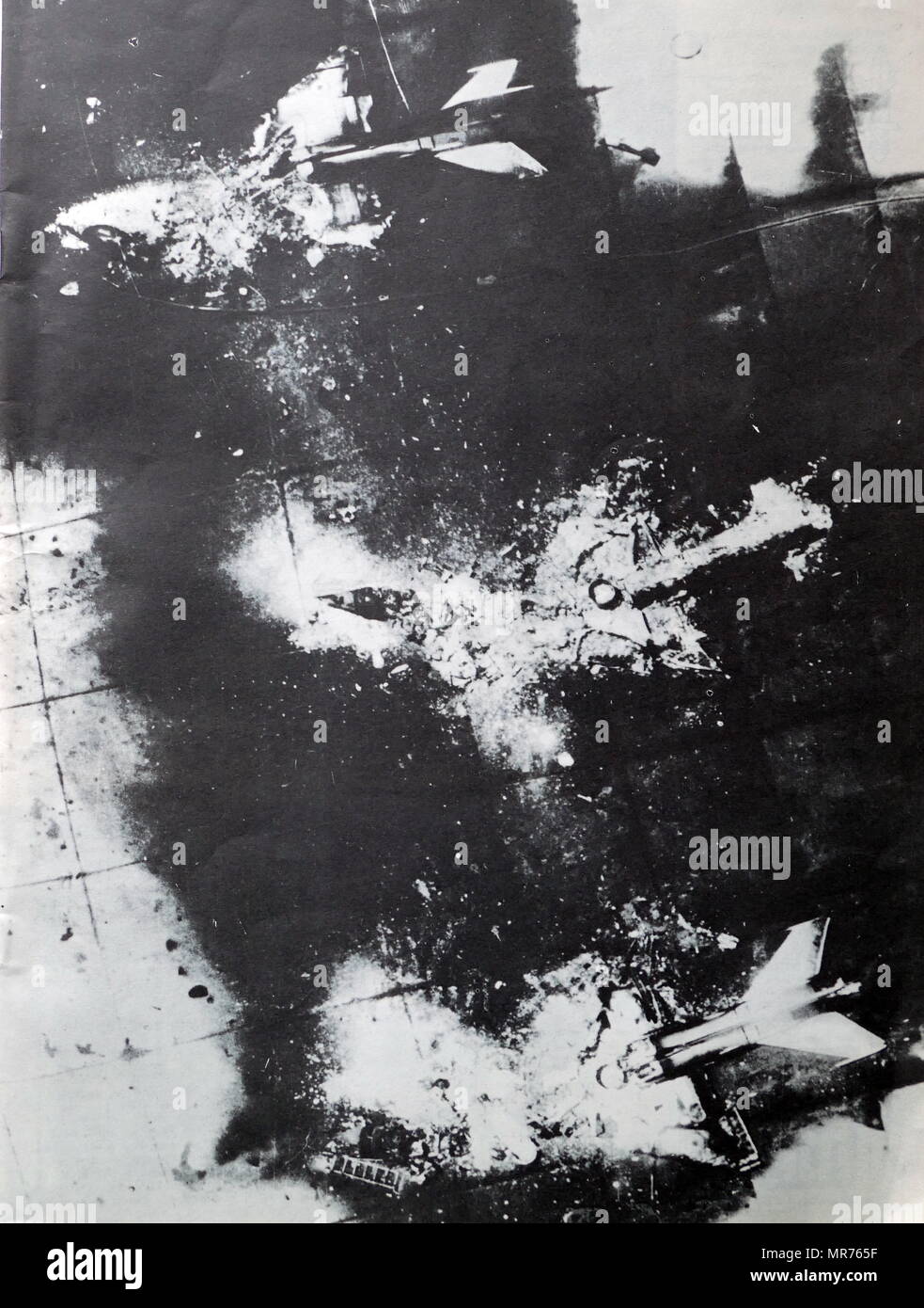 Die israelische Luftwaffe zerstört, die meisten der ägyptischen Luftwaffe am Boden in den frühen Stadien der Sechs Tage Krieg, 1967 Stockfoto