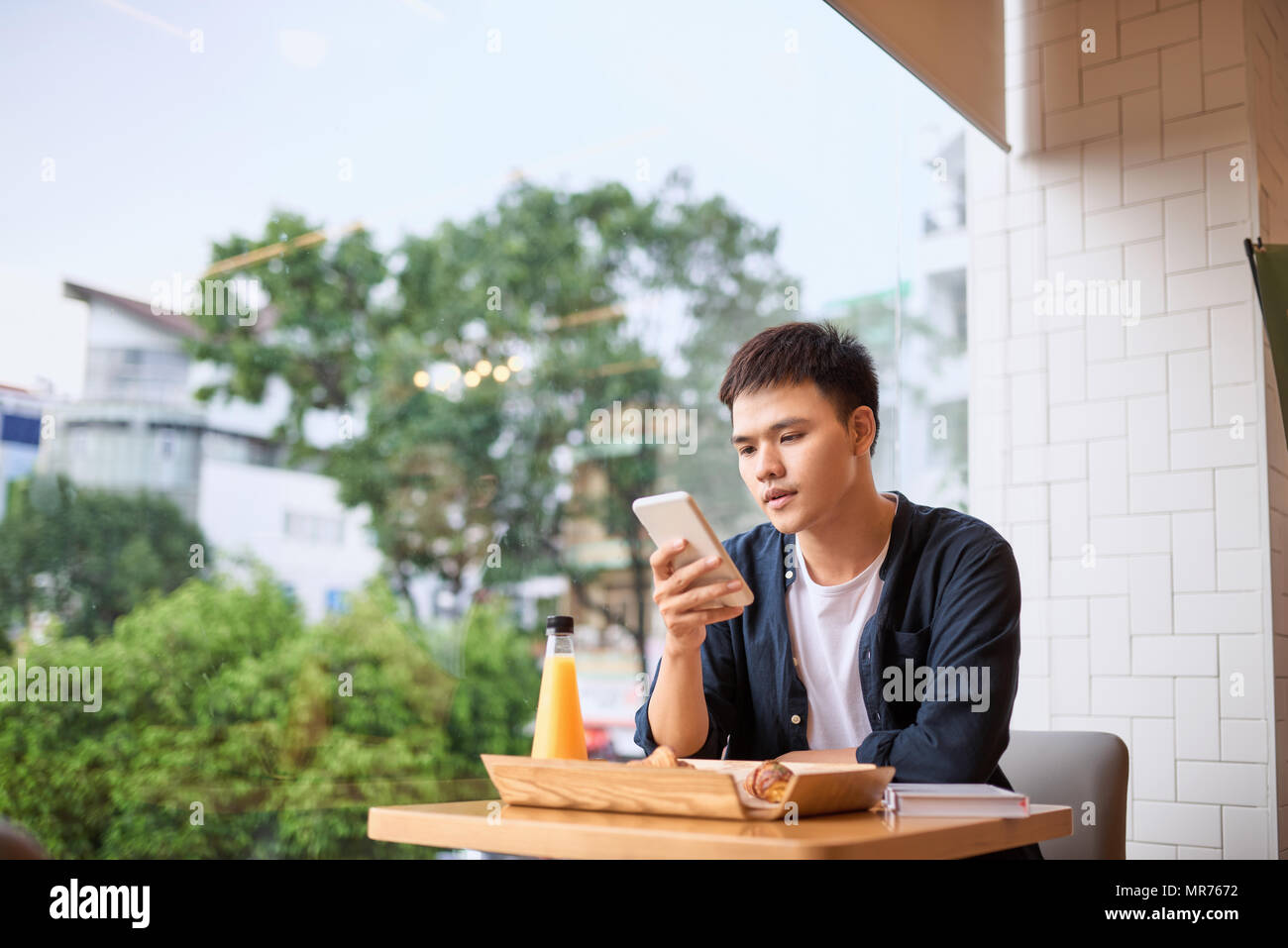 Männer nutzen Telefon auf Tee, mit mobilen Smart Phone, Internet der Dinge Lifestyle mit drahtloser Kommunikation und Internet mit dem Smartphone. Stockfoto