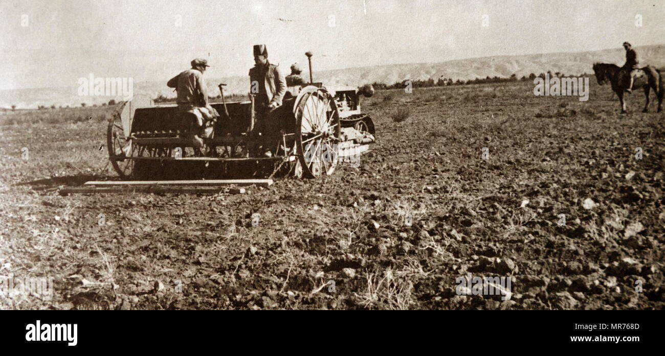Jüdische Bauern ein Feld mit einem Traktor Pflug, im Beit Shean Tal, nördlichen Palästina (Israel) ca. 1925). Stockfoto