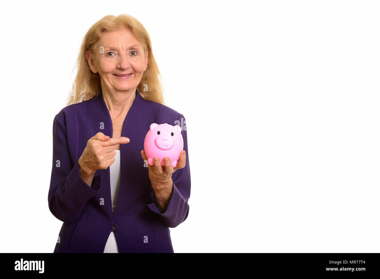 Happy senior Geschäftsfrau, Lächeln, während Sie piggy Bank und Stockfoto